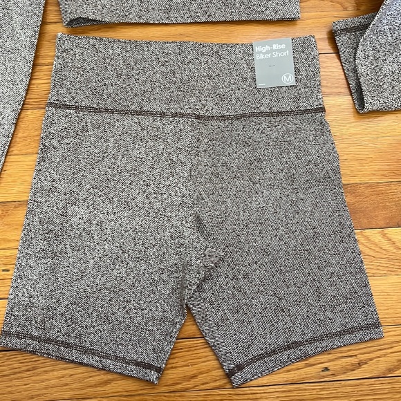 NWT Forever 21 Long Sleeve Cutout Crop Top High Rise Biker Shorts Medium - Picture 6 of 8